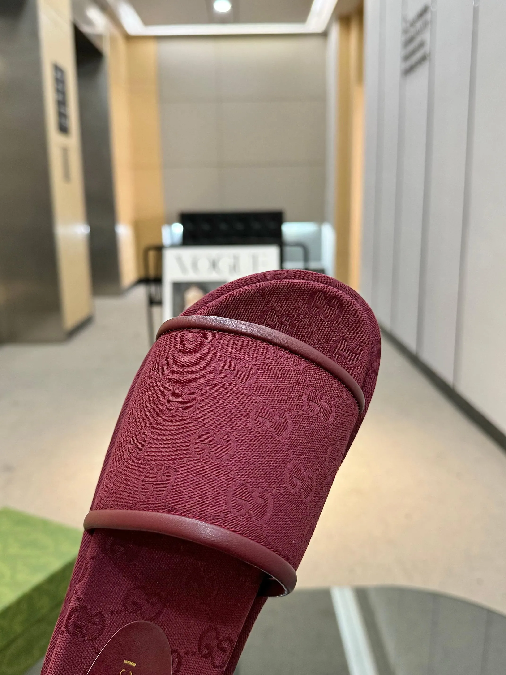 👟👟Ex-factory price 400👟👟 Shipped all year round, Gucci's latest limited edition thick-soled slippers. Top quality for sale. Purchase genuine product for development. The material and workmanship are consistent with the original. Upper: original special printing process. Lining: dyed sheepskin. Outsole: Italian private model outsole. Size: 35-43M standard size. 41, 42, 43 are also customized and cannot be returned. Sole thickness: 5.5cm. Forefoot 4cm.